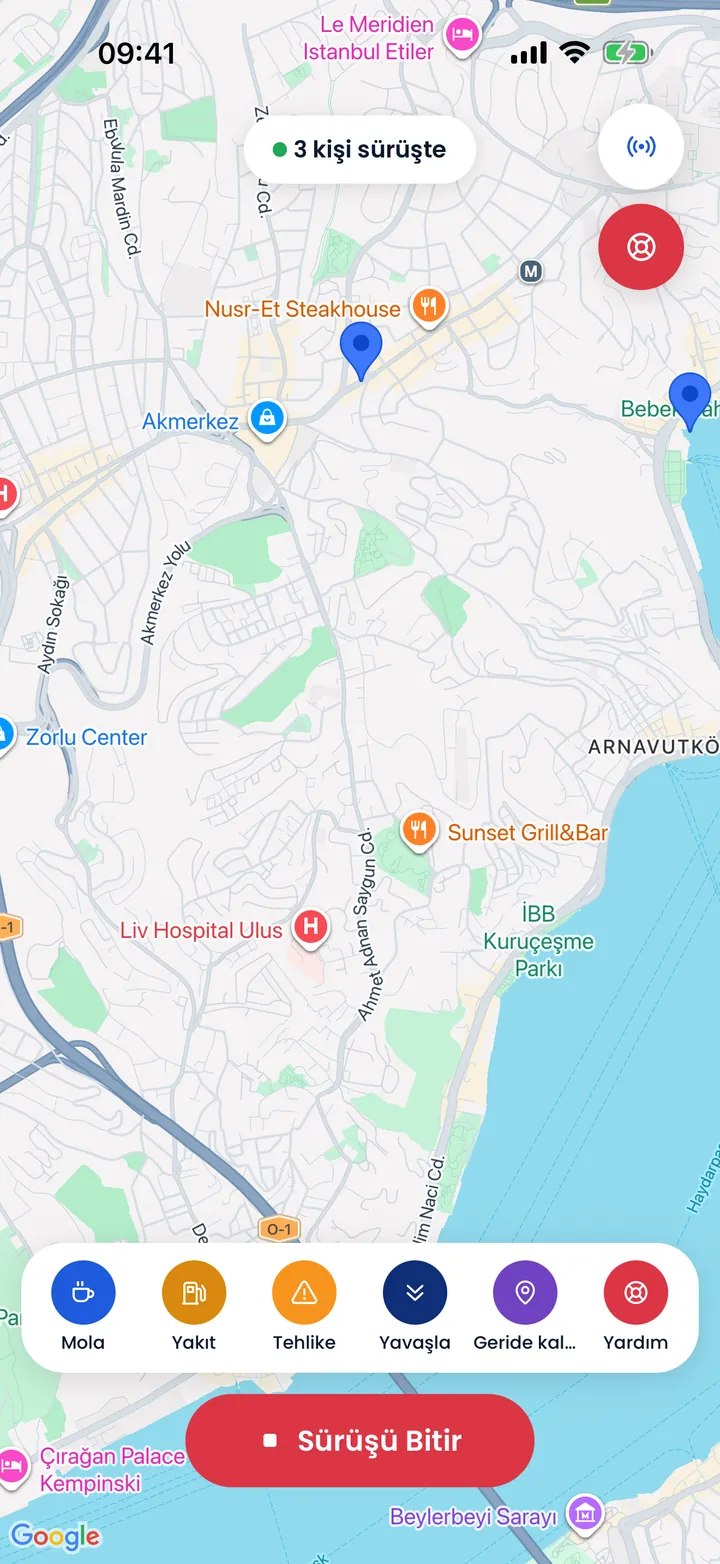 Canlı Grup Sürüşü: üç sürücü aynı haritada; altta Mola, Yakıt, Tehlike, Yavaşla, Geride kaldım ve Yardım sinyal düğmeleri